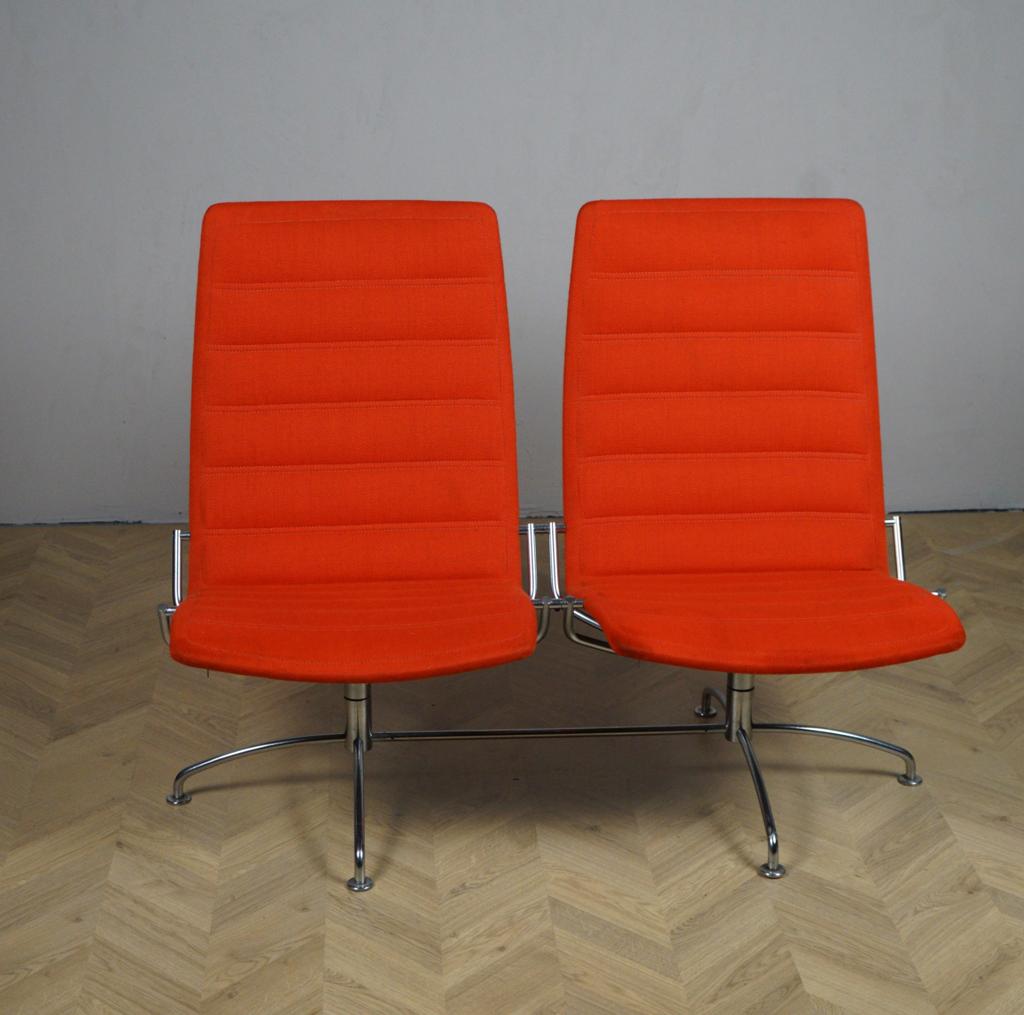 Arne Jacobsen dobbel lufthavnssofa i rød set forfra – Fritz Hansen designklassiker